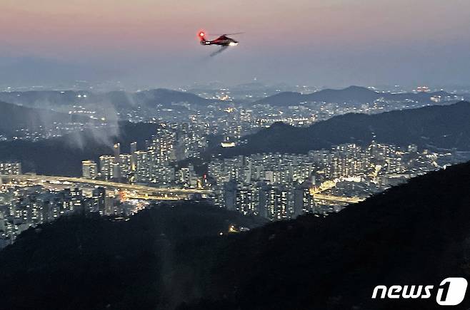 2일 저녁 서울 종로구 인왕산 기차바위 인근에서 소방헬기가 잔불 진화를 위해 물을 내뿜고 있다 /사진=뉴스1