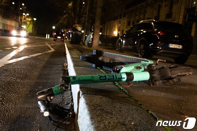 (파리=뉴스1) 이준성 기자 = 18일 새벽(현지시간) 프랑스 파리의 도롯가에 목이 부러진 공유 전동 킥보드가 방치돼 있다. 2023.1.18/뉴스1 Copyright (C) 뉴스1. All rights reserved. 무단 전재 및 재배포 금지.