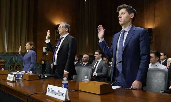 챗GPT 개발사인 오픈AI의 샘 올트먼 최고경영자(오른쪽)가 16일(현지시간) 미 상원 법제사법위원회 사생활·기술·법 소위원회 청문회에 출석해 선서하고 있다. 워싱턴=AP연합뉴스
