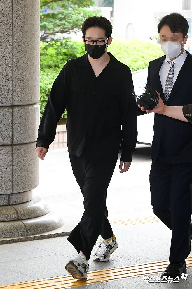 Seoul western district court, ) Singer Nam Tae-hyun, former Between lovers, and Influencer Constable Seo Min-jae, side by side, visited The court to receive Warrant room quality inspection.At 10:30 am on the 18th at the Seoul Western District Court, he will be questioned in connection with the alleged violation of the Drug Management Act.Nam Tae-hyun appeared in The court at 9:52 am before the interrogation.Wearing an all-black costume and wearing a mask, he briefly answered Im sorry to the reporters question of whether he accepted the methyphone Oral administration charge and quickly headed into The Court.Constable Seo Min-jae then appeared at The Court four minutes later at 9:56 a.m. In front of reporters, Constable Seo Min-jae bowed his head when asked if he admitted the charges.In addition, Constable Seo Min-jaes lawyer said he would sincerely investigate the allegations.Previously, Seoul Yongsan Police Station applied for Arrest warrant to Nam Tae-hyun, Constable Seo Min-jae for alleged violation of narcotics control act.In August last year, Constable Seo Min-jae, a cast member of Channel As Signal Season 3, wrote on his social media account, Nam Tae-hyun methyphone box. And theres a syringe I wrote in my room or company cabinet.And that slap , Nam Tae-hyun and me mulberry and so on.Nam Tae-hyun later confessed that he had a relationship with Constable Seo Min-jae, saying, There was a quarrel between the lovers, but they reconciled well. I sincerely apologize for causing concern to so many people due to personal problems.Nam Tae-hyun was active in the group Winner from 2014 to 2016 and is currently active in forming the band South Club after leaving.Constable Seo Min-jae made his name on Channel As Signal of the Heart Season 3 in 2020.