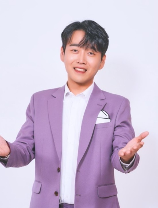 Due to various controversies, Burning Mr. Trotman voluntarily disjointed hwang young-woong is returning in about three months under the excuse of International Workers Day.Hwang young-woong agency Daewoo Entertainment said on the 15th, We are doing our best for the singer and we will do our best for the fans who are waiting for the singer.On the 8th, last practice video of hwang young-woong was released in commemoration of International Workers Day.The agency said, I am really grateful for your support and support, he said. I would like to ask you for your support and love so that you can work hard.hwang young-woong MBN Burning Mr. Trotman appeared in the controversy that there was a criminal record.In February, hwang young-woong apologized, saying, I am sincerely sorry that I have hurt my friend who was a close friend.Now, less than three months later, netizens are showing a bad eye on the return of hwang young-woong.Moreover, in March, our agency, Our Entertainment, said, Hero is not in a situation where we can do any activities right now because of various personal reasons, and we will look back on ourselves and have time for self-restraint. Hwang young-woongs self-restraint period is somewhat short.Hwang young-woong is Burning Mr. Trotman During the contest, there was a controversy over the past assault. Victim A was assaulted by hwang young-woong and suffered aftereffects such as twisted teeth.Burning Mr. Trotman admitted that 2016 hwang young-woong was fined 500,000 won for prosecution, but there was no mention of disjoint.At the same time, hwang young-woong said, I have a willingness to live a new life even though the mistakes of the past are heavy, he said. Please reflect on the past and give me a chance to change into a better person.Nevertheless, school violence, dating violence, and military life controversy continued, and hwang young-woong eventually disappeared in March ahead of the second final of Burning Mr. Trotman.At the time, hwang young-woong said, I sincerely thank you for sending me an undeserved love that I have never dared to imagine in my life. However, I would like to correct it for those who believe in stories that are not true. Photo=MBN