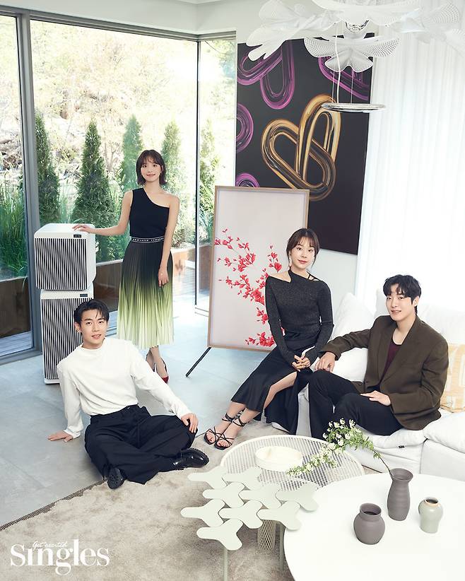 A group picture of Heart Signal members who were interested in previous class visuals was released.Life Style Magazine Singles is the most beautiful, and at SignalHouse, which is designed to make us fall in love with us, we have released cover and visual pictures of Hankyoreh, maintenance source, lee ju-mi and Kim Ji Young in Heart Signal .Heart Signal The main characters are the back door that raised the feelings of love for each other in a formal and youthful space.Cho Hee-sun, CEO of Cho Hee-sun Studio, who styled Heart Signals SignalHouse, said, We actively utilized home appliances that respect various tastes and life styles to decorate SignalHouse, where several men and women live together, as a space where cast members with distinct personalities can share their feelings with each other without losing their appearance.SignalHouse is a space that can better show recent residential trends such as narrow House and cohousing.Cho said, As it is a space where people with distinct personality live together, I focused on satisfying everyones taste and making it a place where individual characteristics are respected.Especially, for healthy love, it is most important to share the mind with the other person without losing the original shape, so it was essential to make a space where everyone can come out.To this end, SignalHouse has been designed with appliances that can be tailored to a variety of tastes and lifestyle styles.On the other hand, Channel A entertainment Heart Signal, which showed its first line on May 17th, attracts the attention of many viewers with its release.