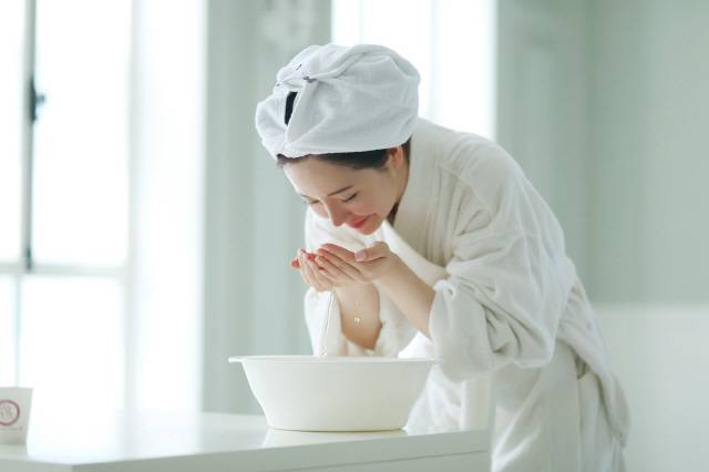 아침에 세수할 땐 엉덩이를 뒤로 빼면서 무릎을 살짝 구부리고 세면대와의 각도는 50~70도 정도를 유지해 허리에 부담이 덜 가도록 하는 게 좋다./사진=클립아트코리아