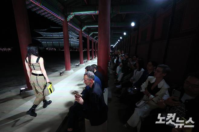 이탈리아 고가품 브랜드 구찌가 16일 서울 경복궁 근정전에서 '구찌 2024 크루즈 패션쇼'를 열었다. 모델들이 옷을 선 보이며 런웨이를 하고 있다. 경복궁의 중심 건물인 근정전은 조선시대 왕실이 의식을 거행하고 외국 사신을 맞는 행사가 열린 곳이다. 사진공동취재단