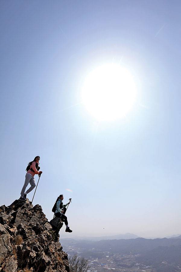 파노라마로 경치가 트인 혈구산 정상. 미세먼지가 없는 날에는 강화도의 산들을 모두 눈으로 가늠할 수 있다.