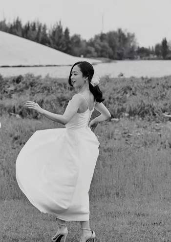 Actor Kim Min-jung showed off his beautiful figure.On the 19th, Kim Min-jung wrote, Would you like to continue sitting, dancing, or at the crossroads of choice, I want you to dance?In the black-and-white photo added, Kim Min-jung is dancing in a white dress. Kim Min-jung, with a large ribbon decoration on her tied hair, is walking around the field gracefully like a butterfly.The nurse who saw the picture said, I thought I was getting married when I saw the picture. I thought I was getting married. I left a comment saying that I am going to announce my marriage again.On the other hand, Kim Min-jung debuted in 1990 as MBCs best-selling theater widow, and appeared in the drama  ⁇   ⁇   ⁇   ⁇   ⁇ ,  ⁇   ⁇   ⁇   ⁇   ⁇   ⁇   ⁇ .