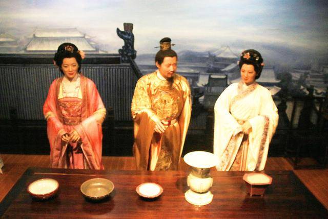 균관요지박물관에 전시된 황제와 도자기 모형. ⓒ최종명