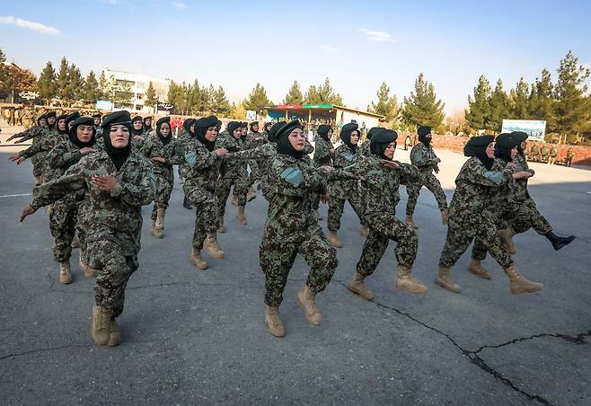 지난해 11월 교육을 마친 아프간 육군 여성 신병이 수료식에서 행진하고 있다. 행진하며 줄 맞춤도 깨졌고 팔과 다리도 제각각 따로 움직이고 있다. EPA=연합뉴스
