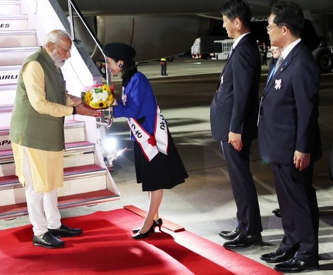 19일 G7 정상회의가 열리고 있는 일본 히로시마에 도착한 나렌드라 모디 인도 총리가 비행기에서 내린 뒤 일본 정부 관계자 등으로부터 극진한 영접을 받고 있다. 모디 총리 SNS 캡처