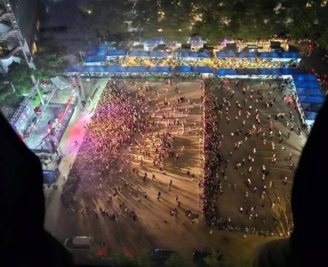 17일 세종대 축제 때 걸그룹 '아이브' 공연이 진행된 운동장 곳곳이 비어 있다. 온라인 커뮤니티 캡처