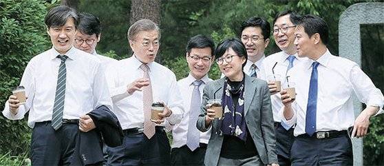 2017년 문재인 대통령이 청와대 1기 참모진들과 청와대 경내를 산책하고 있다. 중앙DB