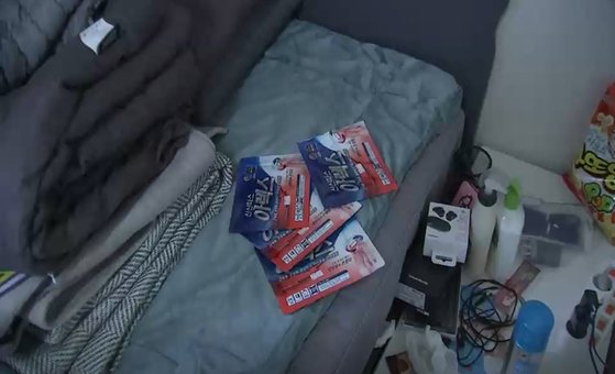 숨진 응급구조사의 방 침대에 놓여져 있는 여러장의 파스. JTBC