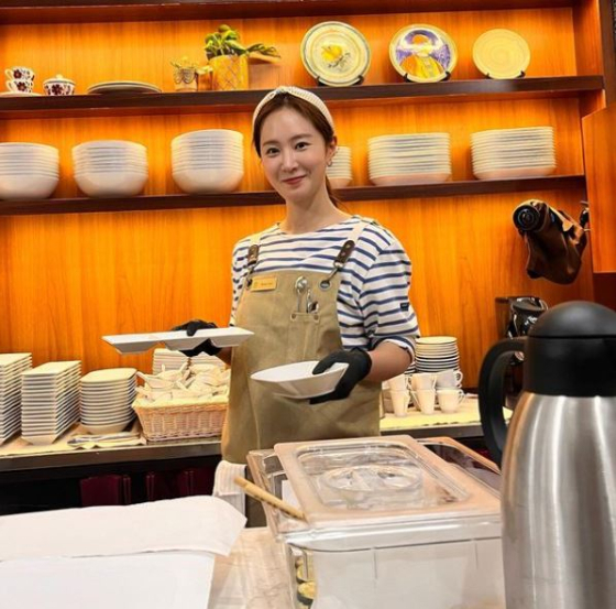 Kwon Yuri posted several photos on his instagram on the 21st.In the photo, Kwon Yuri is smiling at the camera with soccer player Kim Min-jaes uniform in Naples. In another photo, he is wearing an apron and posing with a plate in both hands.His small face and superior proportions catch the eye of the viewer.The netizens who saw this showed various responses such as Kwon Yuri was a fan of Kim Min-jae!, Napoli Champions !! And It looks good in blue uniform.On the other hand, Kwon Yuri is appearing on TVN entertainment program Vic-FezensacGenius Pidgeon.