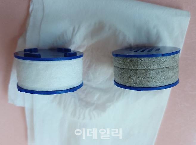 22일 오전 시흥 은계 센트럴타운 A씨의 집 화장실 수도꼭지에 3개월가량 부착돼 있던 필터(오른쪽)와 사용 전 필터 모습. (사진 = 이종일 기자)