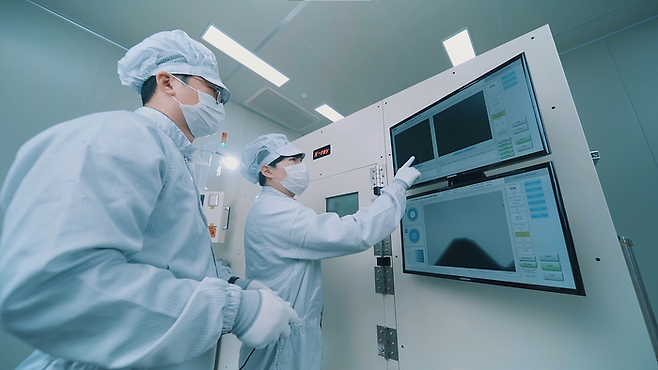 에스에프에이 직원들이 3차원 컴퓨터 단층촬영(3D In-Line CT) 검사기를 활용해 배터리 이상 여부를 살펴보고 있다. (에스에프에이 제공)