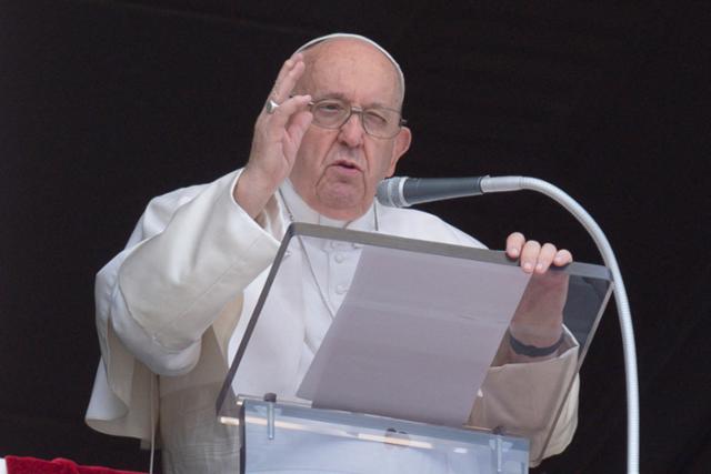 프란치스코 교황이 21일 바티칸 성베드로 광장에서 부활 삼종기도를 하고있다. 바티칸=로이터 연합뉴스