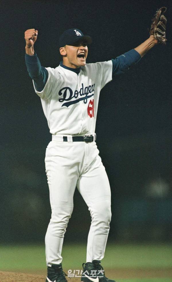 LA 다저스 박찬호가 지난 1997년 8월 11일 컵스전에서 첫 완투승을 거두고 환호하고있다. IS 포토