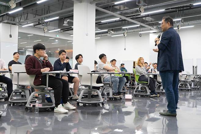 주식회사 피엠솔루션 김세호 대표가 강의를 진행하고 있다. 출처=IT동아