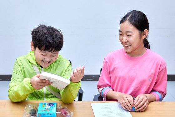 책과 사인 선물을 받고 기뻐하는 소중 학생기자단.
