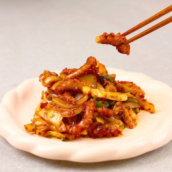베타인이 많이 든 낙지에 식이섬유가 풍부한 양파, 대파 등을 넣어 칼칼하게 볶아낸 낙지볶음. 사진 쿠킹