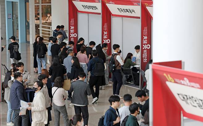 '2023 충청권 공공기관 지역인재 채용 박람회'에서 구직자들이 취업 희망 부스에서 상담받고 있다. ⓒ연합뉴스