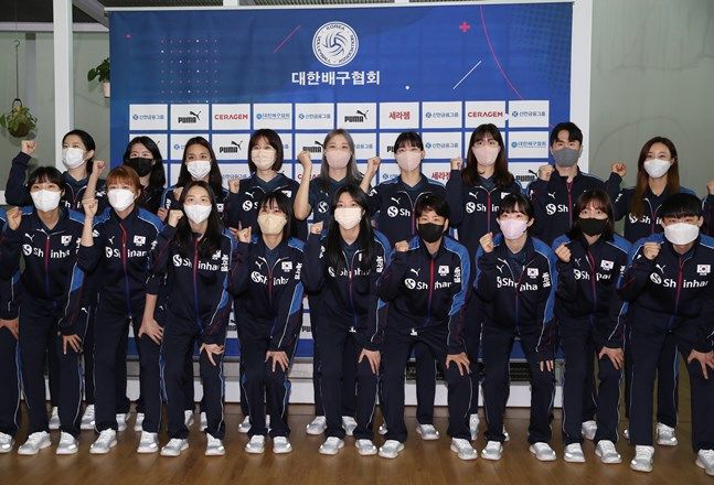 한국 여자배구 대표팀이 2023 국제배구연맹 발리볼네이션스리그 참가를 위해 22일 인천국제공항 제2터미널에서 튀르키예로 출국하기 전 기념촬영을 하고 있다. ⓒ 뉴시스