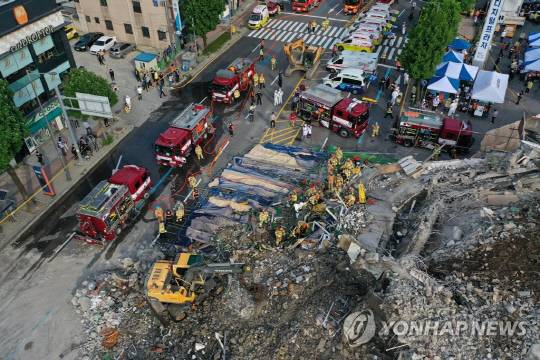 지난 2021년 6월 광주 학동에서 발생한 붕괴사고 현장. 다음 달까지 행정처분이 확정되지 않을 경우 시공사는 해당 현장에서 벌점을 부과받지 않는다. 연합뉴스 제공.