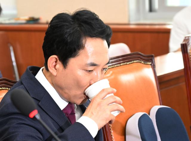 박민식 초대 국가보훈부 장관 후보자가 22일 국회에서 열린 인사청문회에서 음료를 마시고 있다. 고영권 기자