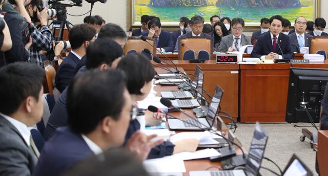 박민식 국가보훈부 장관 후보자가 22일 오전 서울 여의도 국회에서 열린 인사청문회에서 의원들의 질의에 답하고 있다. 뉴스1