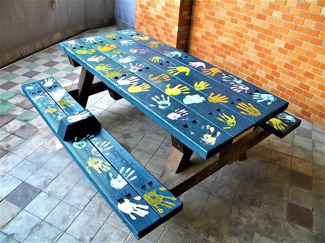 2014년 중국인을 비하하는 낙서로 가득했던 단지 안 벤치. 이듬해 일본과 중국 주민들이 합심해 낙서를 지운 뒤 핸드프린팅을 남겼다.