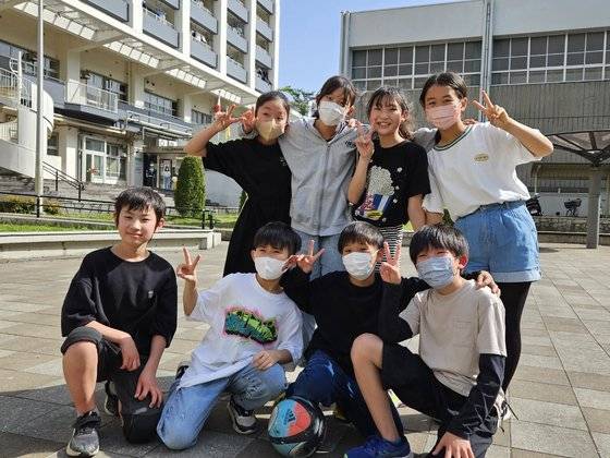 지난달 11일 시바조노 단지 중앙광장에서 축구를 하며 함께 놀던 이음요시(12·중국)와 일본인 동급생들. 왼쪽 아래에서 반시계방향으로 무츠키·유타로·카이· 아오토·미사키·아카리·이음요시·미쿠. 가와구치=이영근 기자