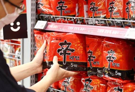 지난해 9월 서울 시내 한 대형마트의 라면 매대. 연합뉴스. (기사 내용과 무관)