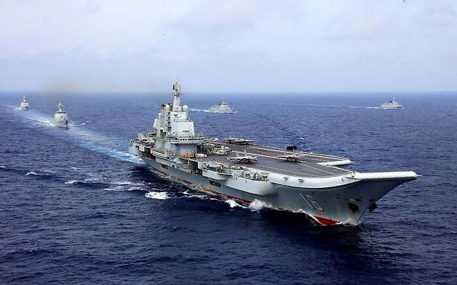 중국 해군의 랴오닝 함공모함 전단 기동 훈련