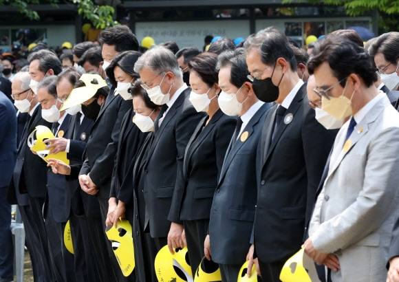 지난해 5월 23일 오후 경남 김해시 진영읍 봉하마을에서 열린 고 노무현 전 대통령 서거 13주기 추도식에서 문재인 전 대통령 등 참석자들이 묵념하고 있다. 2022.5.23 연합뉴스