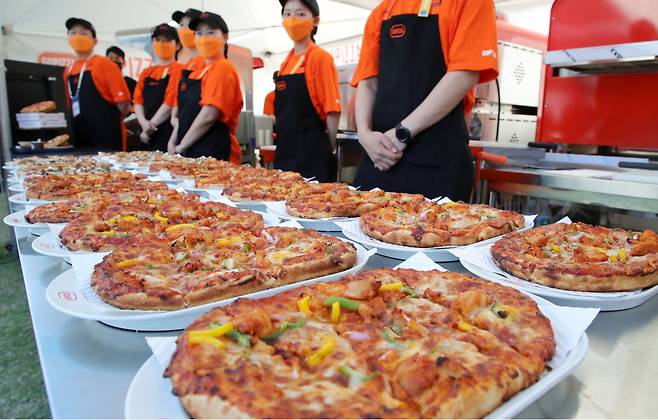 23일 서울 용산 대통령실 잔디마당에서 열린 '2023 대한민국 중소기업인대회' 만찬에 차려진 피자./연합뉴스