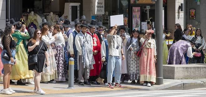 2023년 5월 24일 오후 서울 경복궁 앞 한복 대여점 앞이 한복을 입은 외국인 관광객으로 북적이고 있다. 코로나 엔데믹 선언 이후 하늘길이 열리면서 외국인 관광객이 크게 늘고 있다./김지호 기자