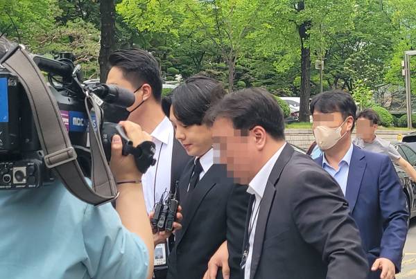 영장실질심사 후 호송차량을 타고 떠나는 유아인. (사진=IS포토)