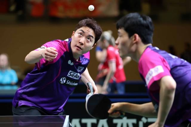 장우진-임종훈(왼쪽)이 24일(한국시간) 남아프리카공화국 더반의 인터내셔널컨벤션센터(DICC)에서 열린 2023 국제탁구연맹(ITTF) 세계탁구선수권대회 남자복식 16강에서 오스트리아의 로버트 가르도스-다니엘 하버손(오스트리아)과 경기하고 있다. 대한탁구협회
