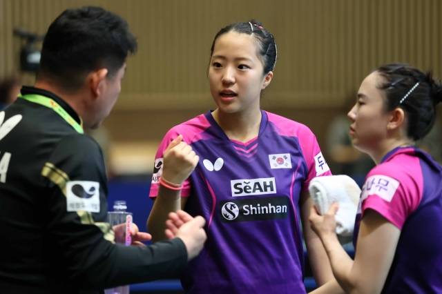 신유빈-전지희 조가 24일(한국시간) 남아프리카공화국 더반의 인터내셔널컨벤션센터(DICC)에서 열린 2023 국제탁구연맹(ITTF) 세계탁구선수권대회 여자복식 16강 경기 중 오광헌(왼쪽) 한국 여자대표팀 감독과 대화하고 있다. 대한탁구협회