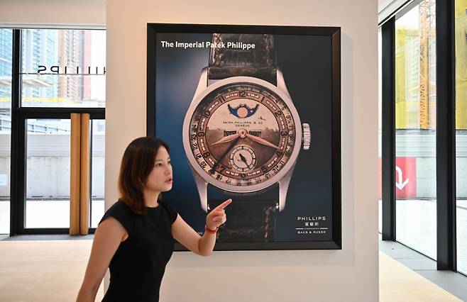 중국 청나라의 마지막 황제 푸이가 생전 착용했던 명품 손목시계가 이날 홍콩 필립스 아시아 지부 경매에서 수수료를 포함해 620만달러(약 81억원)에 팔렸다. /AFPBBNews=뉴스1