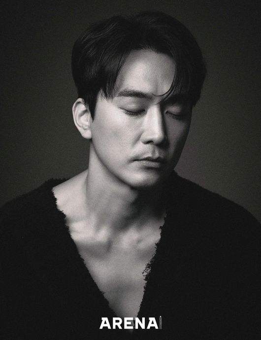 Song Seung-heon presented an all-time legend visual.On the 24th, the agency King Kong by Starship has released several pictures of Song Seung-heons picture A with the June Arena Homme Plus.Song Seung-heon in the public picture fixes the eyes of those who see the unique aura at once, especially the intense charisma in his eyes staring at the camera.In the ensuing photo, Song Seung-heon reveals a deep mood with his eyes closed, while wearing a V-neck knit to add a subtle sexy look.As such, he completed the A cut with perfect concept digestion power, and it is the back door that the field staffs admired.In an interview after the photo shoot, Song Seung-heon revealed an in-depth review of the recently released Netflix series  ⁇ Delivery man ⁇  and Character  ⁇ Ryu-seok! ⁇ .He also asked me what kind of person I want to be Memory, and I know that everyone can not look at me well, but I want to be Memory as a good guy.On the other hand, more pictures and interviews of Song Seung-heon can be found in the June issue of  ⁇  Arena Homme Plus  ⁇ .arena homme plus