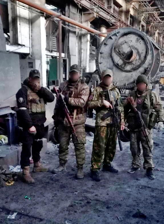로이터통신이 공개한 우크라이나 동부 돈바스 지역 격전지 바흐무트 전선에 투입된 러시아 민간군사기업(PMC) 바그너그룹 용병들. 사진이 찍힌 날짜는 확인되지 않았다. 2023.3.14 로이터 연합뉴스