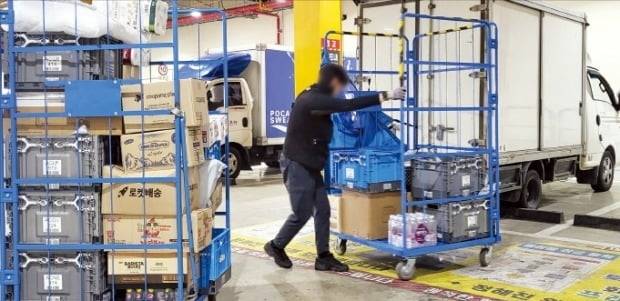 경기 북부의 한 쿠팡 물류센터에서 24일 택배기사 김모씨(35)가 자신이 담당하는 지역에 배송할 택배상자들을 옮기고 있다. 조철오 기자