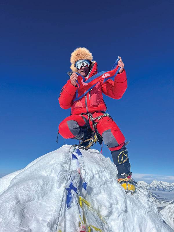 2022년 5월 28일 마칼루 정상에 올라 네팔 국기를 든 사누 셰르파.