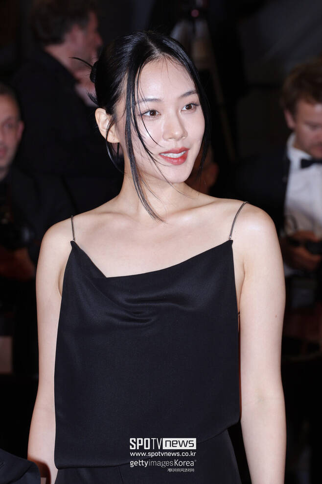 Actress kim Hyung-seo (BB) drew attention with her unconventional Red Carpet fashion.BB showed off its giddy charm at 9 p.m. on the 24th (local time) at the Lumiere Grand Theater in the southern French city of Cannes, where the 76th Cannes International Film Festival will be held.In addition to BB, Red Carpet also featured actor Song Joong-ki, who made his debut in Hwaran for the first time in 15 years, Hong Sabine, BB and Chang-hoon Kim Director of the movie Hwaran Hwang Ki-yong, co-producer of Hwaran and Song Joong-ki agency Hijim Studio, attended.BB chose a black dress with a soft gloss. If the naturally wrinkled front gave the elegant Feelings, the cool side and backside caught the eye with a sexy reversal.The details, finished with two thin shoulder straps, added to the stunning Feelings. BB showed off his charm by enjoying Red Carpet at the first Cannes Film Festival with a bright smile and a relaxed attitude.Born in 1998, BB is a solo singer who came from the runner-up of SBS The Fan and gained popularity by showing off his charm and musicality.In 2021, she appeared in the movie The Sixth Story of Girls High School: My Alma Material School and began her career as an actress kim hyung-seo, and this years second film, Hwaran, was invited to Cannes and entered Cannes for the first time as an actress.Hwaran is a film about a boy who wants to escape from a hellish reality, hong sabine, meets the middle boss cheigan (Song Joong-ki) and joins the dangerous world. He was invited to the remarkable gaze and made his debut on the world stage.Prior to the Red Carpet, the screening of the Hwaran premiere at the Debussy Theater in Khan was held with a lot of attention, filled with over a thousand seats. After the screening, there was a standing ovation of about four minutes.