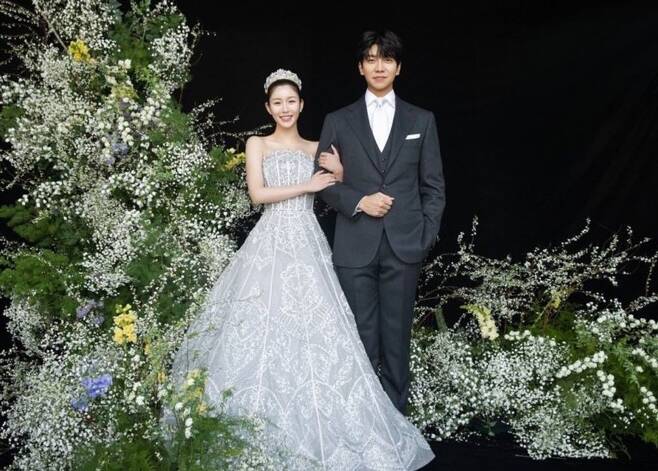 While singer-actor Lee Seung-gi and Lee Da-in Couples super-luxury Honeymoon home is a hot issue, Lee Seung-gi said, Its not true.Lee Seung-gi, a member of HumanMade, said in a TV report, The Honeymoon home information known to Broadcasting is not true. Lee Seung-gi Couple does not live in the house at present. I am sorry that Broadcasting has not confirmed the facts, he added. We have now contacted Broadcasting officials and asked for Joci P ⁇ pai.He said, It is reported that H ⁇  Wi information is true, and it is a difficult position. We will watch the situation and take Joci P ⁇ pai.In the trailer of tvN Free The Doctor which was released on the last 22nd, the top stadium Couples LAN line houses got on the air.Lee Seung-gi, Lee Da-in Couples Honeymoon home, which was shown in the trailer, is known as a 363-pyeong single-family house.Broadcasting trailers have been on the entertainment scene, and Lee Seung-gi and Lee Da-in have been told that they will enjoy a superb honeymoon after their wedding ceremony. The broadcast will be released on the 29th.Meanwhile, Lee Seung-gi and Lee Da-in concluded Couples kite on April 7 after two years of public love.