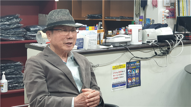 충주 중앙 어울림 시장 폐쇄에 대한 의견을 말하고 있는 ‘자매학생복’ 차순갑 사장