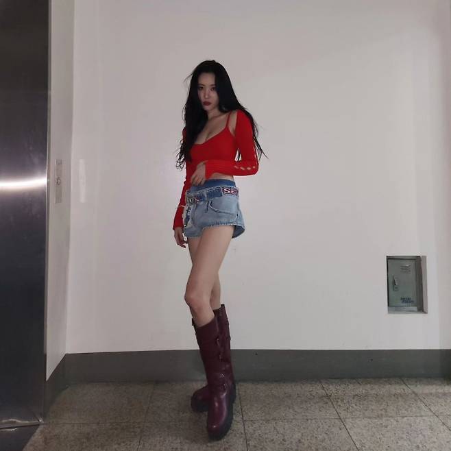 Sunmi posted several photos on his personal SNS on the 26th, along with an article with the hashtag  ⁇  FIREEE  ⁇  University Account.In the open photo, Sunmi was staring at the camera with RED Bratop, Bolero, and denim shorts fashion, and the Korea University festival scene.Especially, even though it is skinny, it boasts a body with a sense of volume and a waist line without sullenness and boasts superior physical.The netizens who encountered it are very beautiful in real life.  ⁇   ⁇ ,  ⁇   ⁇  My sister was really cool today.  ⁇  I love you  ⁇   ⁇ ,  ⁇  hot hot girl  ⁇  and so on.On the other hand, Sunmi has been working on the web show  ⁇  Sunmis show!report of entertainment teamFashion, Beauty, Entertainment, Korean Wave, Culture and Arts Specialized Media
