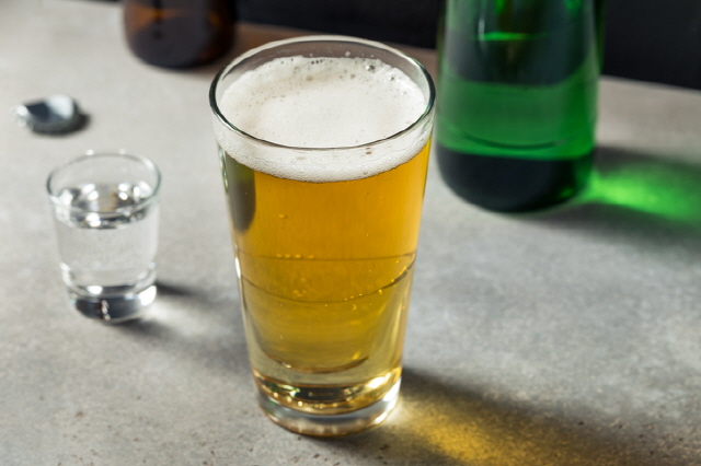 소주와 맥주를 섞어 마시면 우리 몸이 알코올을 더 빨리 흡수해 빨리 취하고 숙취도 심해진다./사진=게티이미지뱅크