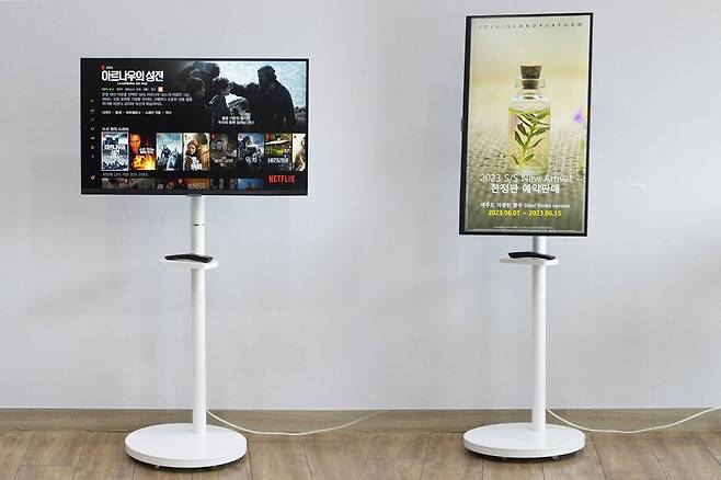 스마트 TV를 장착해 LG 스탠바이미처럼 활용하거나, 디지털 사이니지 대용으로 쓸 수 있다. 출처=IT동아